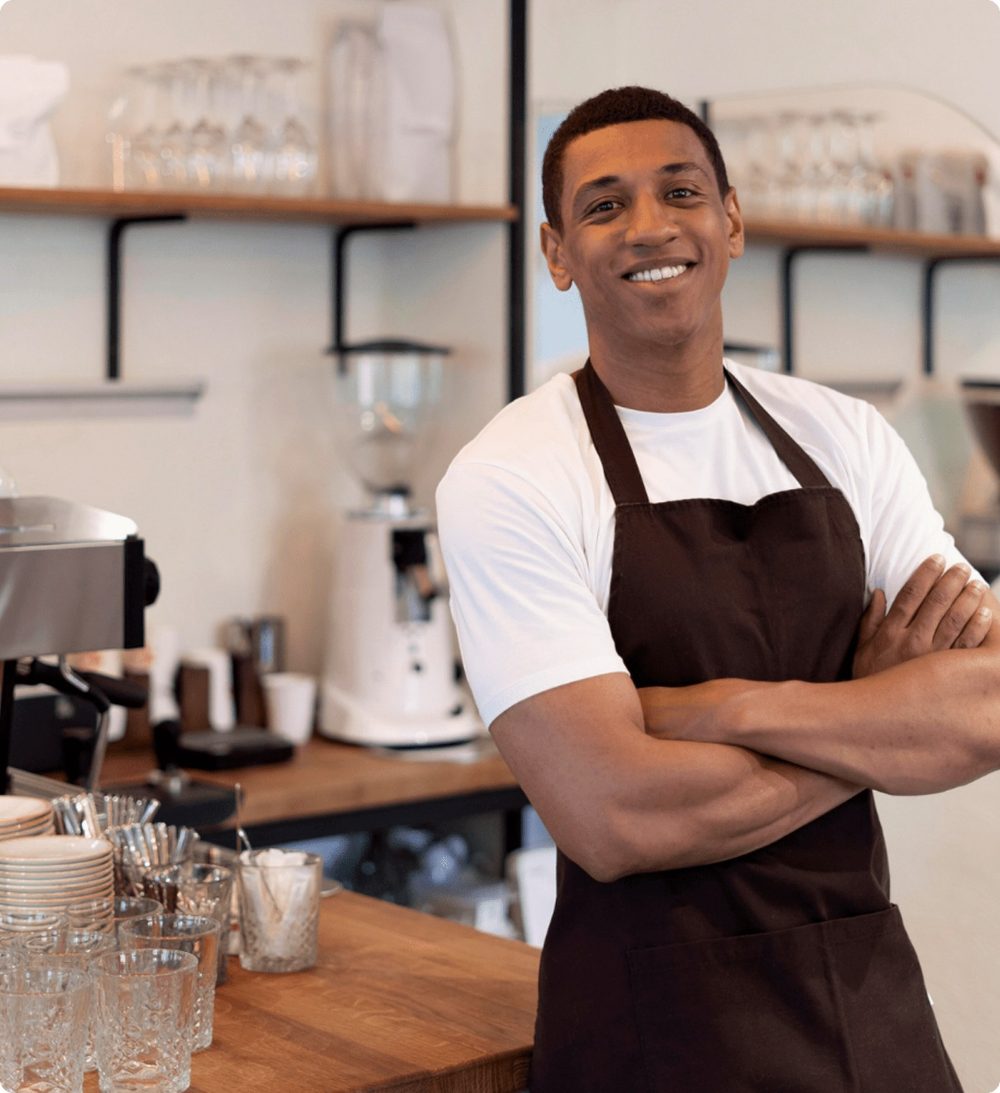 Empreendedor de avental no seu café