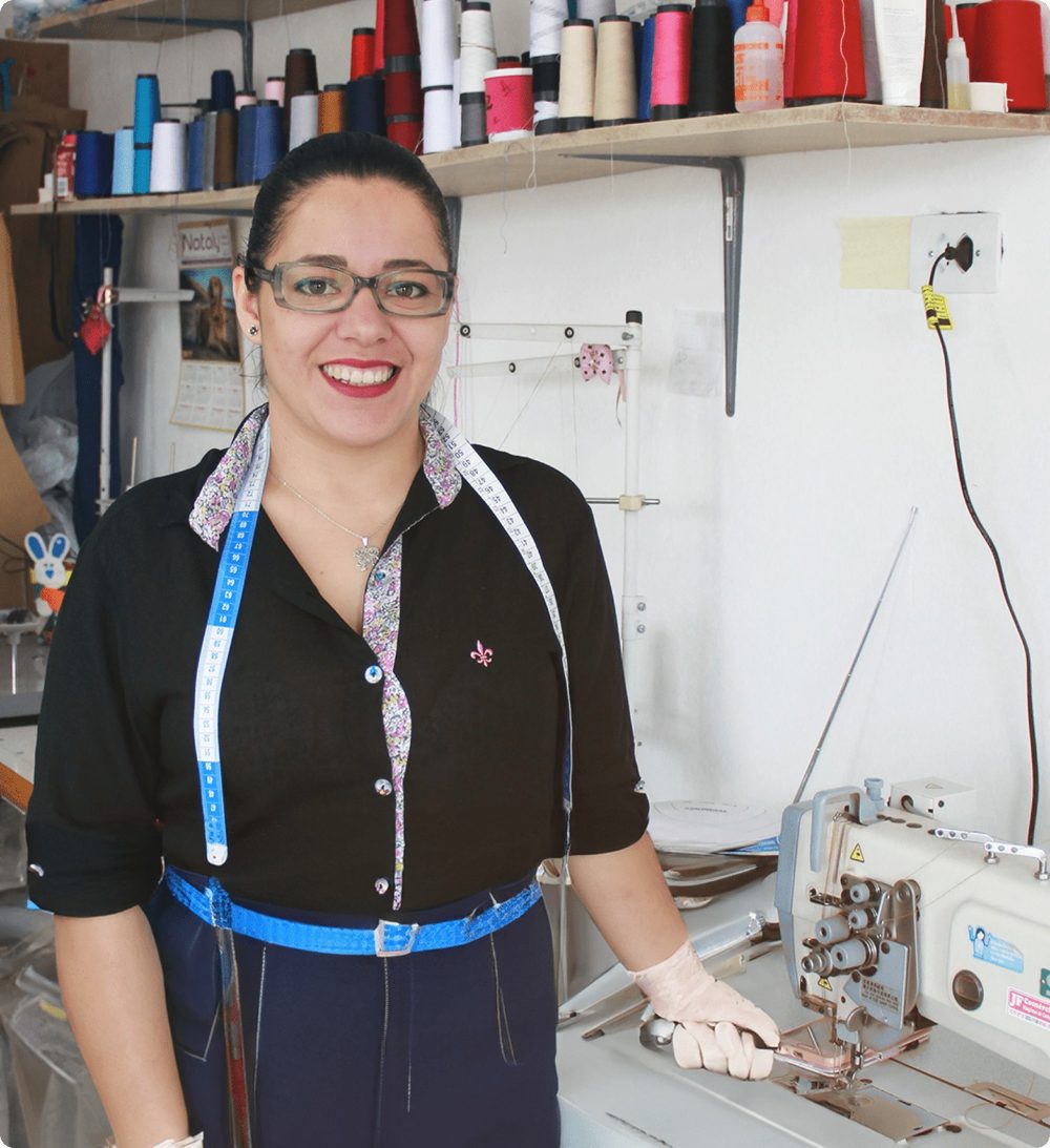Costureira sorrindo no seu ateliê