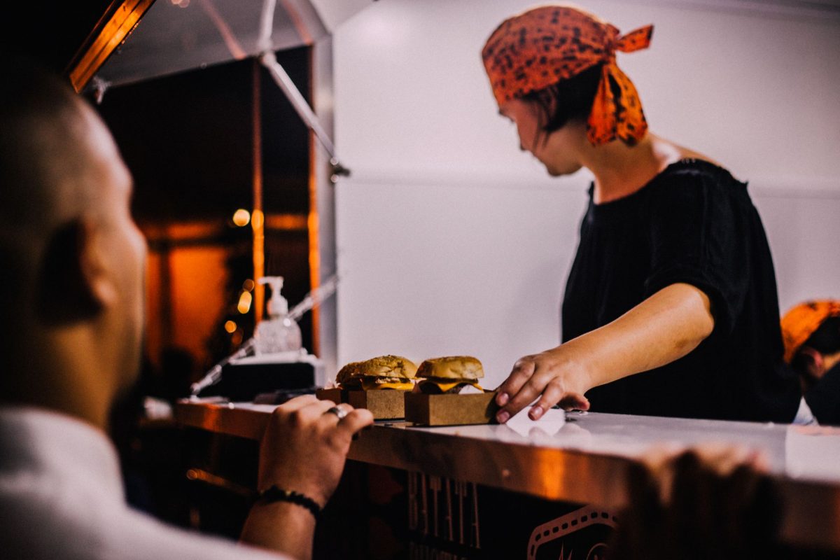 Atendimento no balcão de um food truck