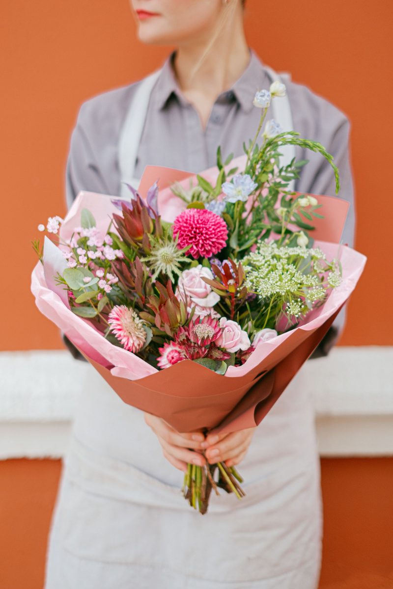 Florista segurando um buquê