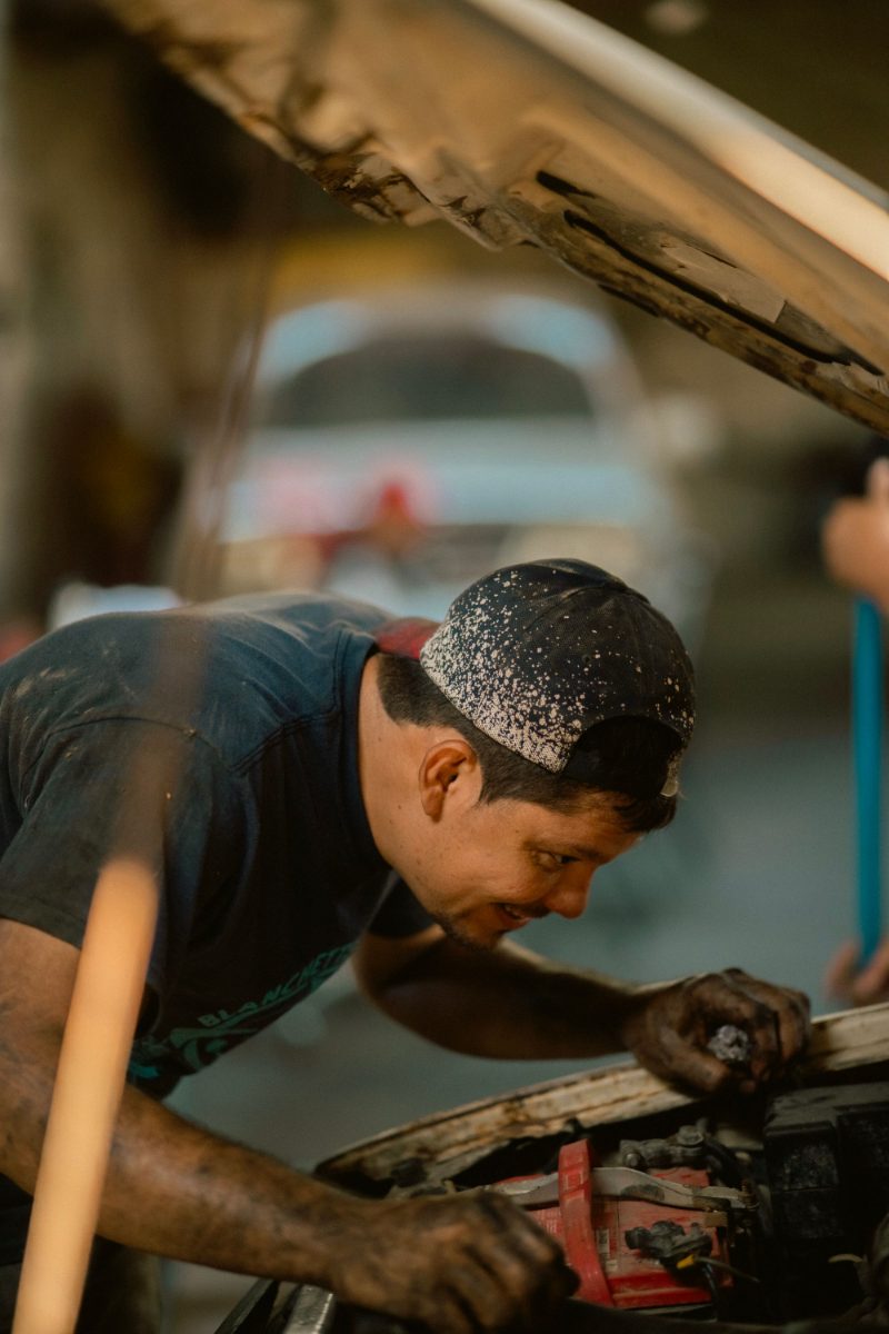 Mecânico trabalhando no motor de um carro